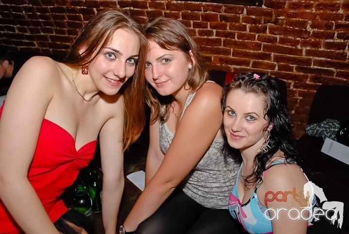Noapte fierbinte în Club Escape,