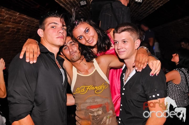 Noapte fierbinte în Club Escape,