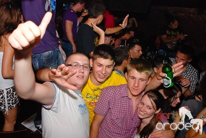 Noapte fierbinte în Club Escape,