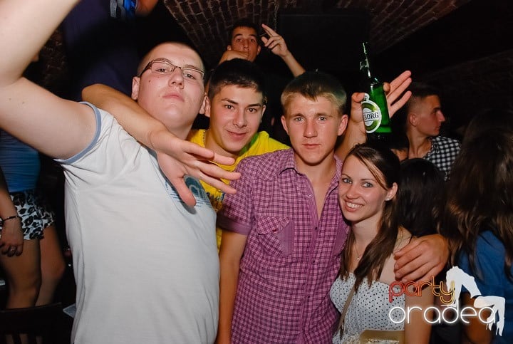 Noapte fierbinte în Club Escape,