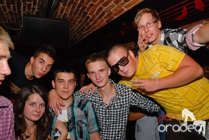 Noapte fierbinte în Club Escape,