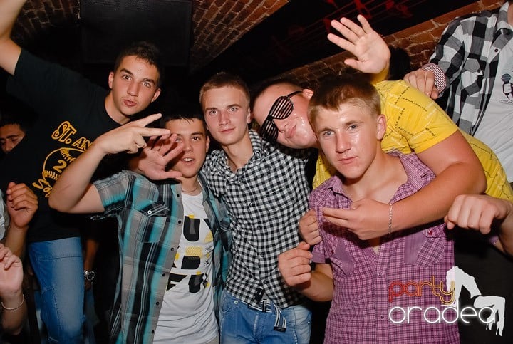 Noapte fierbinte în Club Escape,