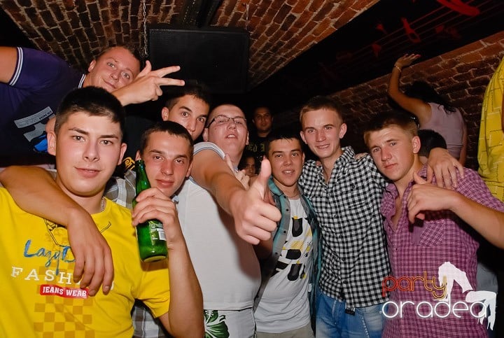 Noapte fierbinte în Club Escape,
