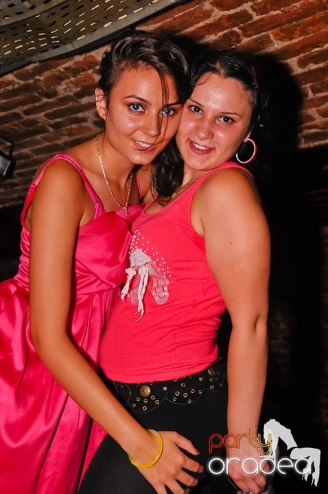 Noapte fierbinte în Club Escape,