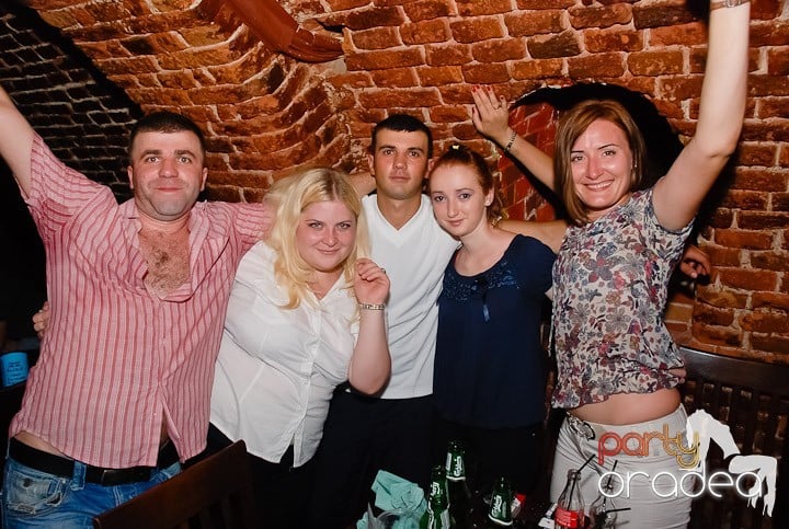Noapte fierbinte în Club Escape,
