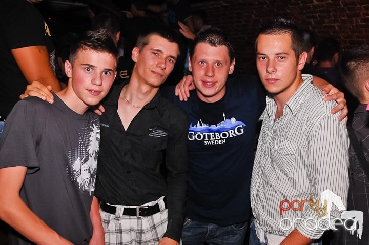 Noapte fierbinte în Club Escape,