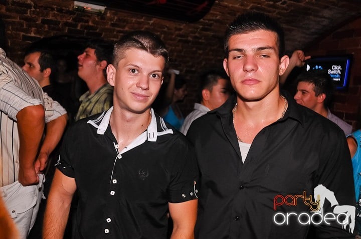Noapte fierbinte în Club Escape,