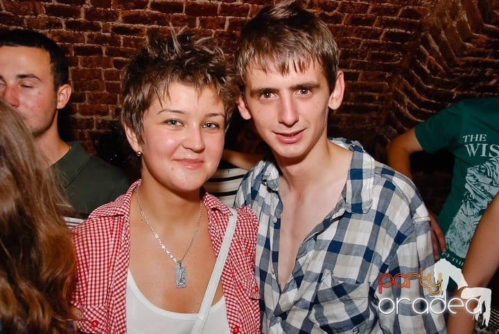 Noapte fierbinte în Club Escape,