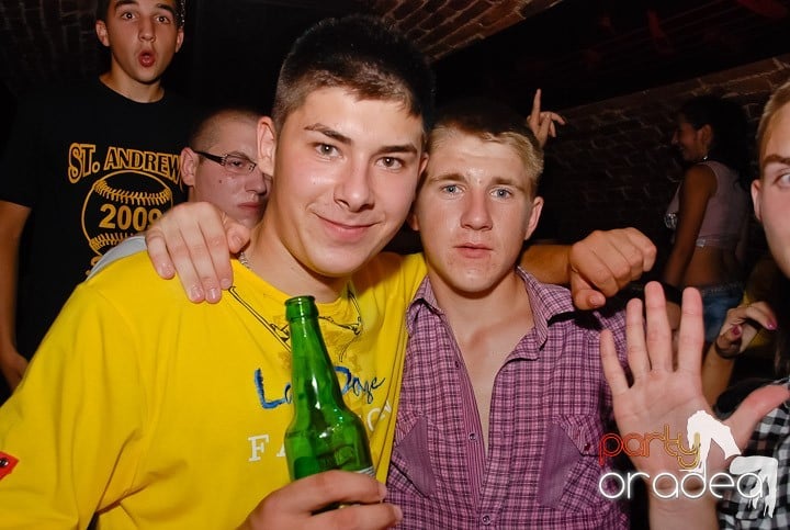 Noapte fierbinte în Club Escape,