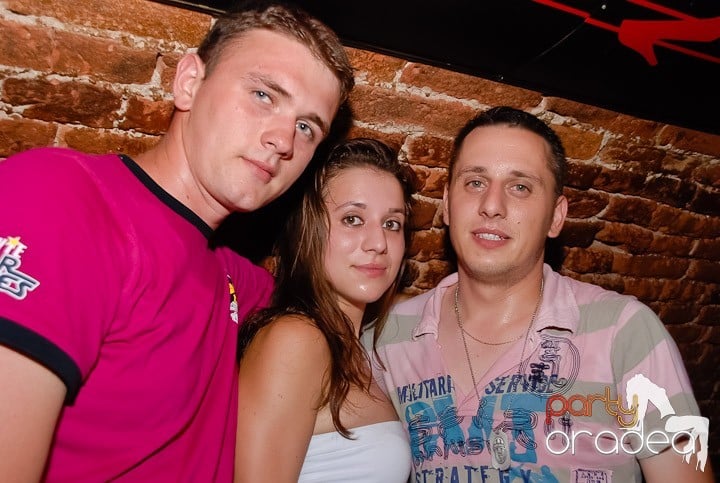 Noapte fierbinte în Club Escape,