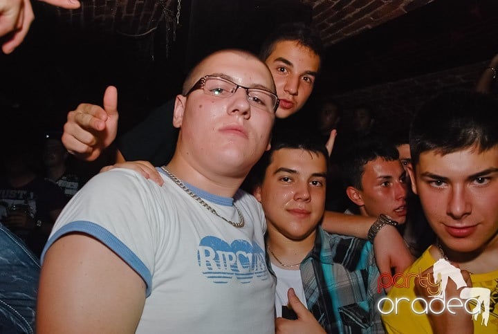 Noapte fierbinte în Club Escape,