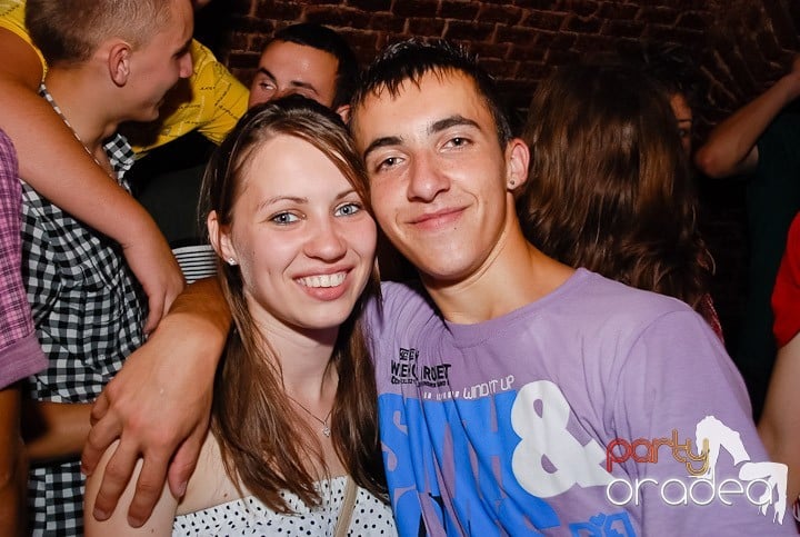 Noapte fierbinte în Club Escape,