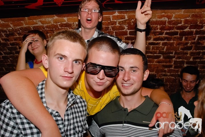 Noapte fierbinte în Club Escape,