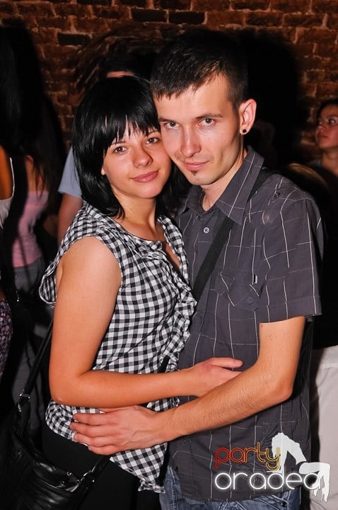 Noapte fierbinte în Club Escape,