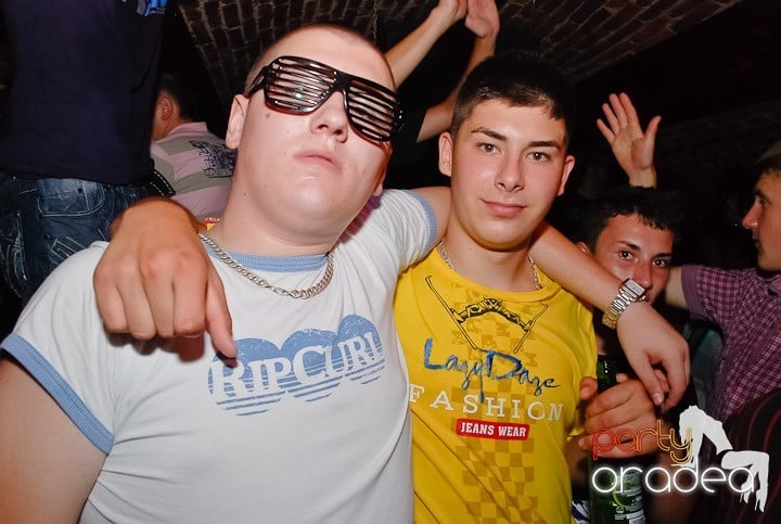 Noapte fierbinte în Club Escape,