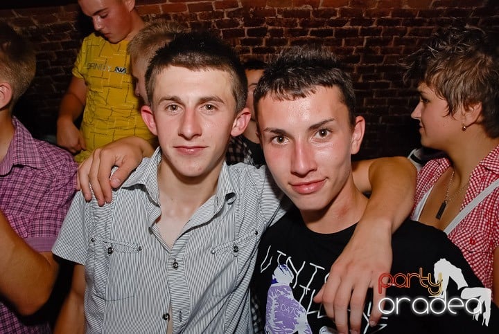 Noapte fierbinte în Club Escape,