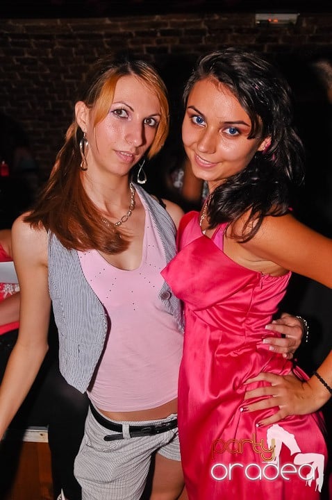 Noapte fierbinte în Club Escape,