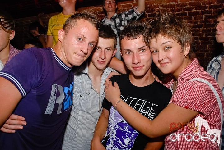 Noapte fierbinte în Club Escape,