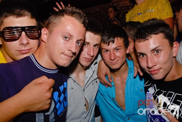 Noapte fierbinte în Club Escape,