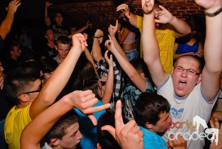 Noapte fierbinte în Club Escape,
