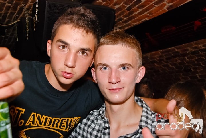 Noapte fierbinte în Club Escape,