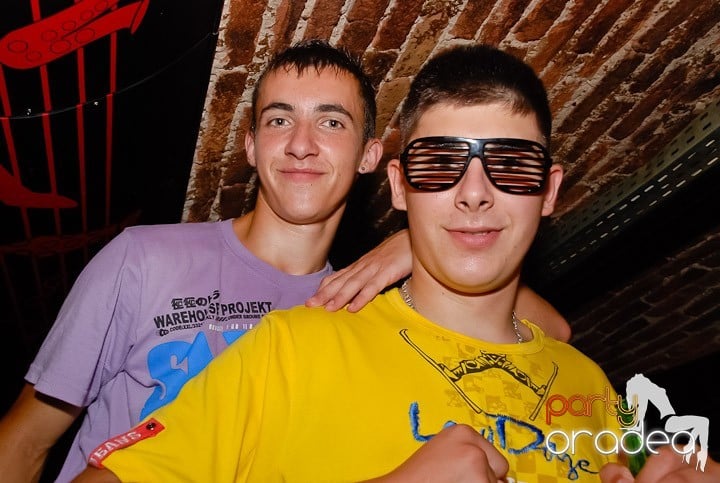 Noapte fierbinte în Club Escape,