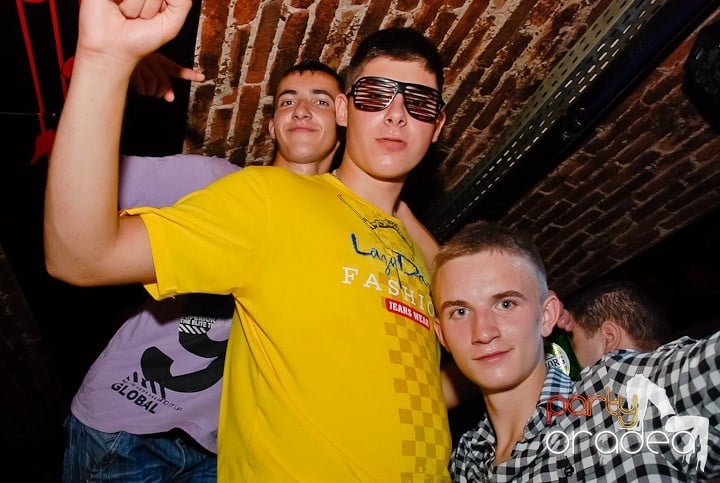 Noapte fierbinte în Club Escape,