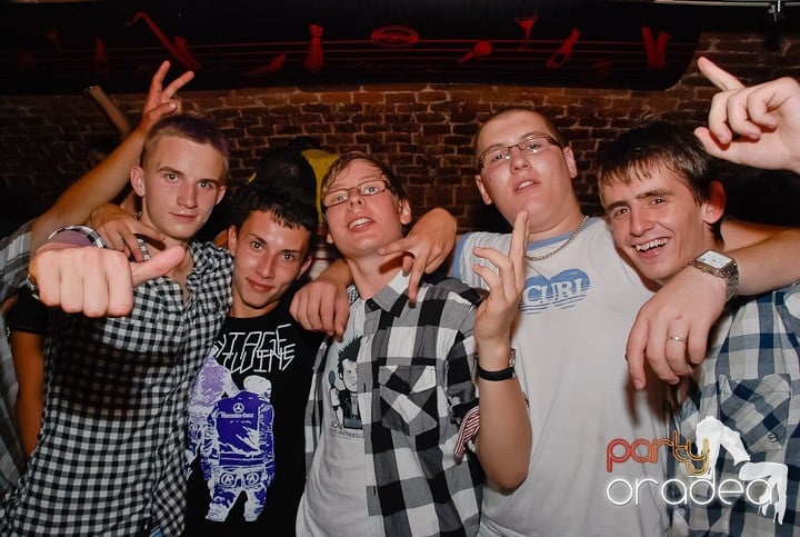 Noapte fierbinte în Club Escape,