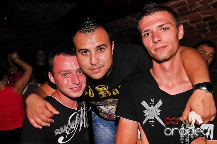 Noapte fierbinte în Club Escape,