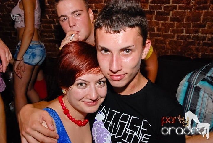 Noapte fierbinte în Club Escape,