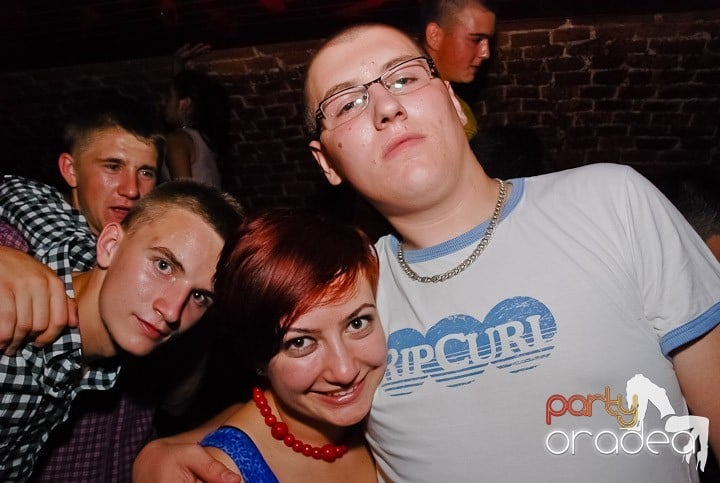 Noapte fierbinte în Club Escape,