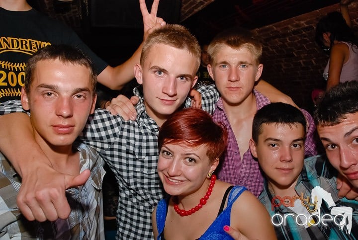 Noapte fierbinte în Club Escape,