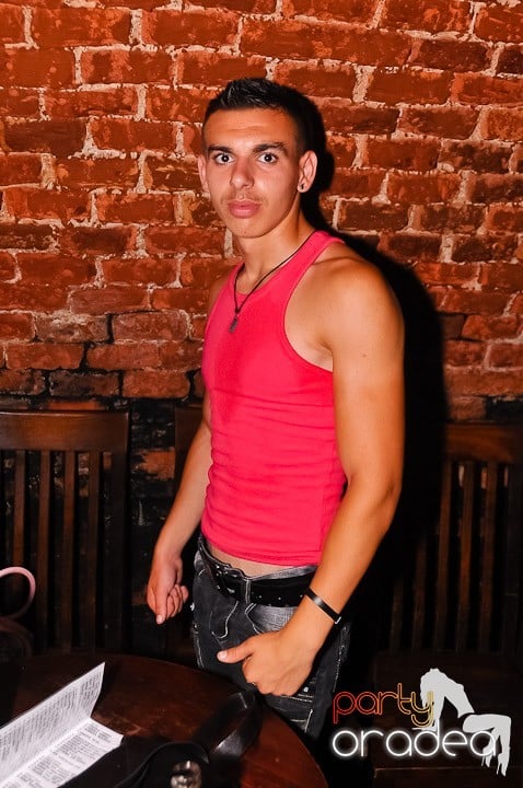 Noapte fierbinte în Club Escape,