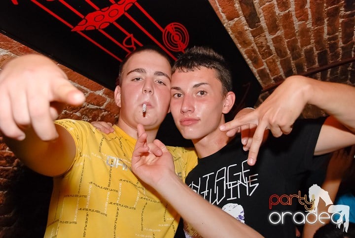Noapte fierbinte în Club Escape,