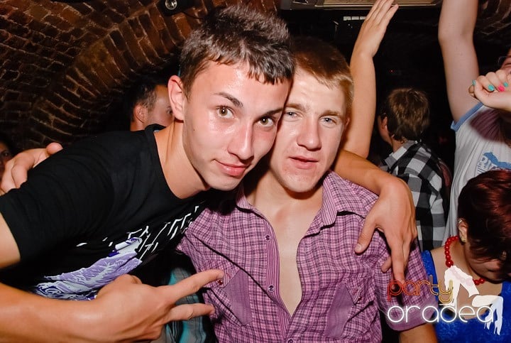 Noapte fierbinte în Club Escape,