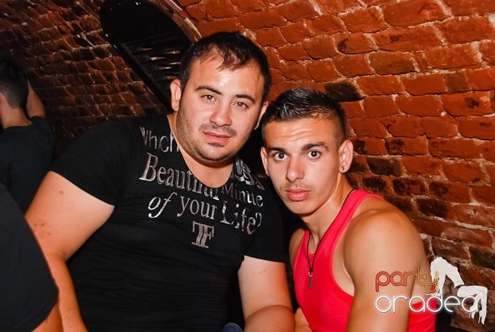 Noapte fierbinte în Club Escape,