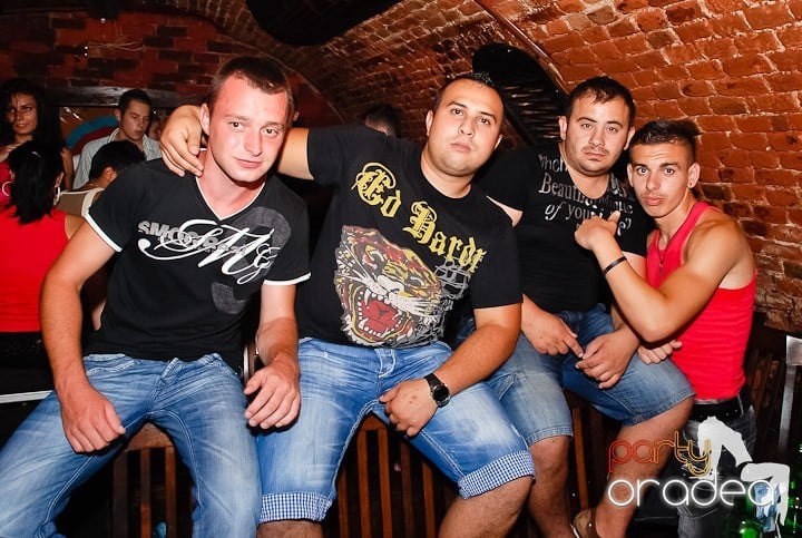 Noapte fierbinte în Club Escape,