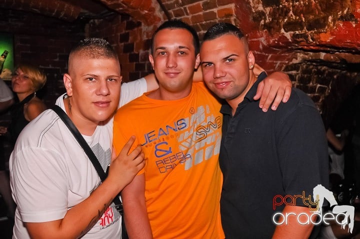 Noapte fierbinte în Club Escape,