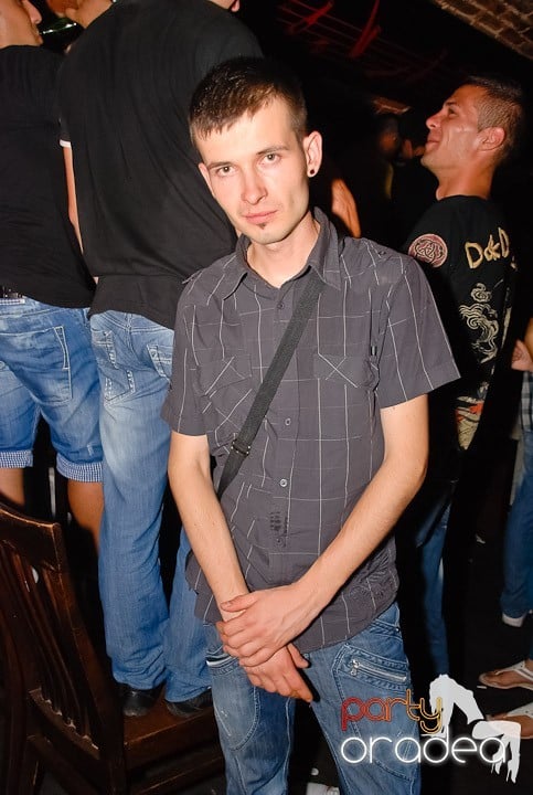 Noapte fierbinte în Club Escape,