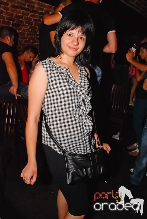 Noapte fierbinte în Club Escape,