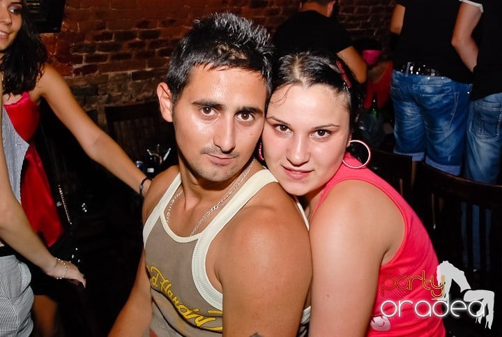 Noapte fierbinte în Club Escape,