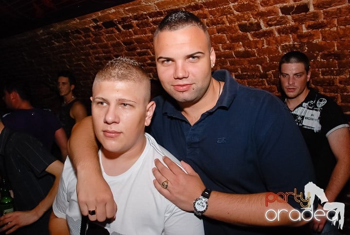 Noapte fierbinte în Club Escape,