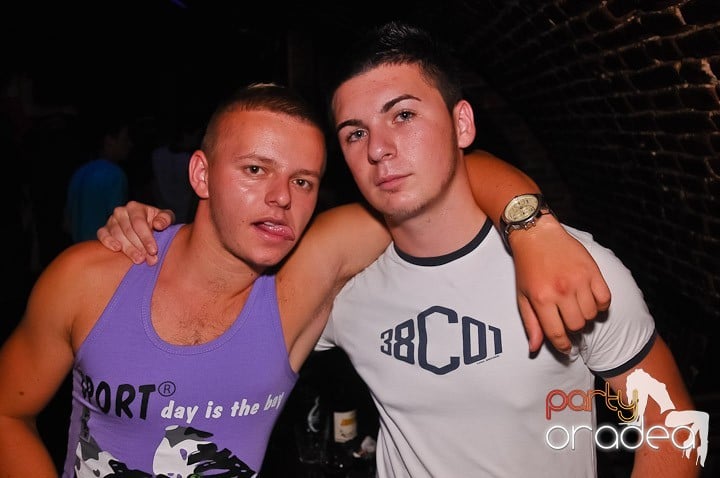 Noapte fierbinte în Club Escape,