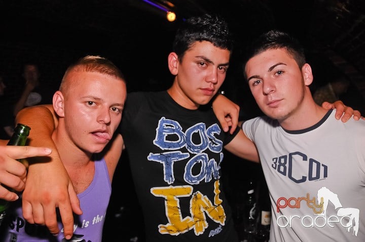Noapte fierbinte în Club Escape,