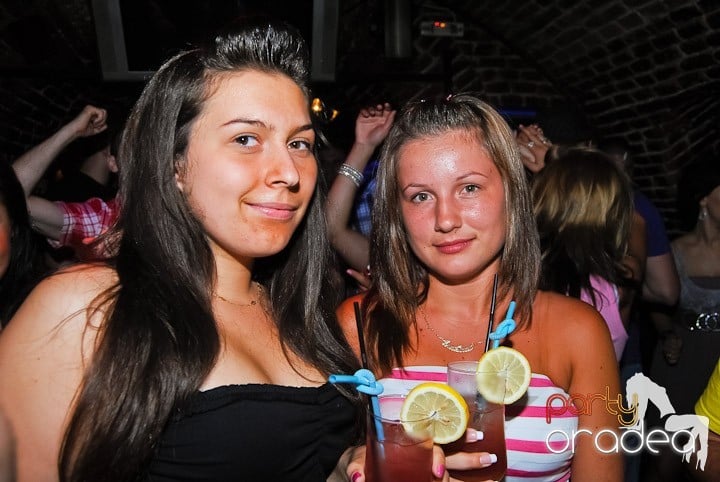 Non-Stop Party în Club Escape, 