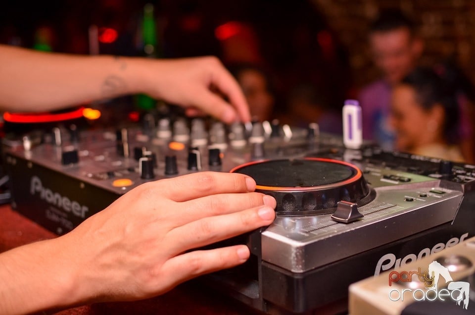 O nouă petrecere în Club Escape, 