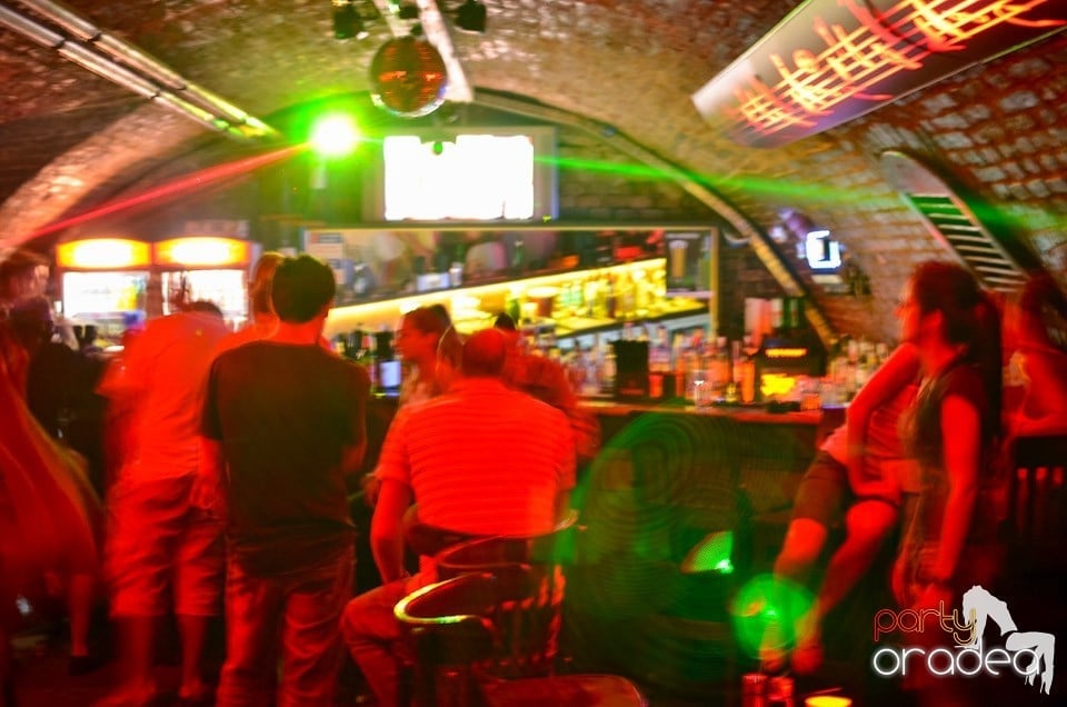 O nouă petrecere în Club Escape, 