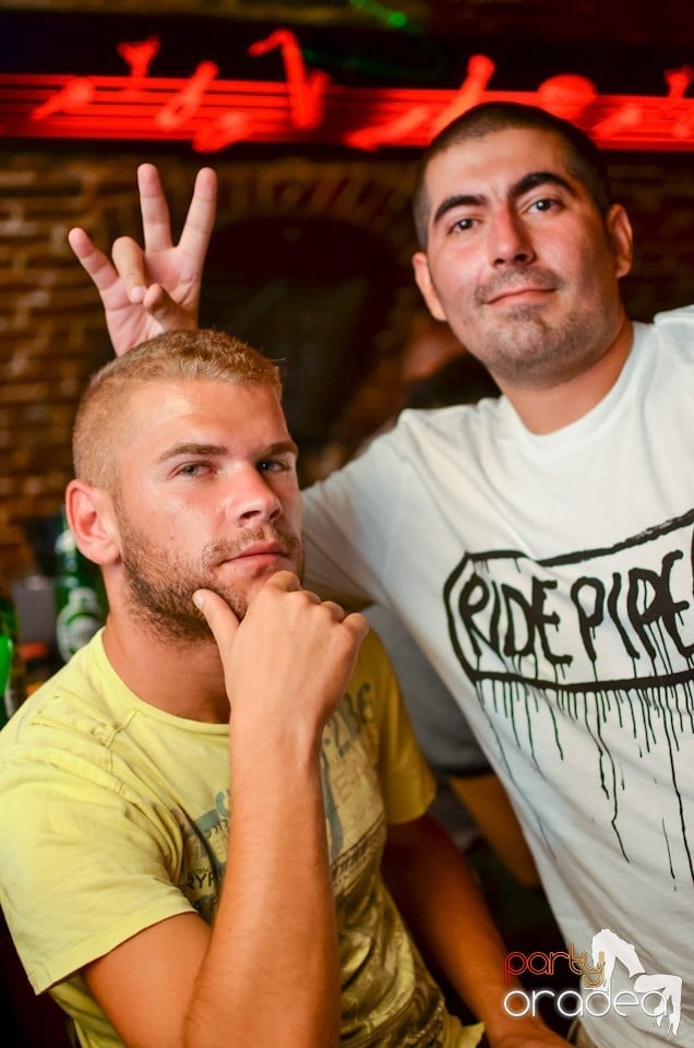 O nouă petrecere în Club Escape, 