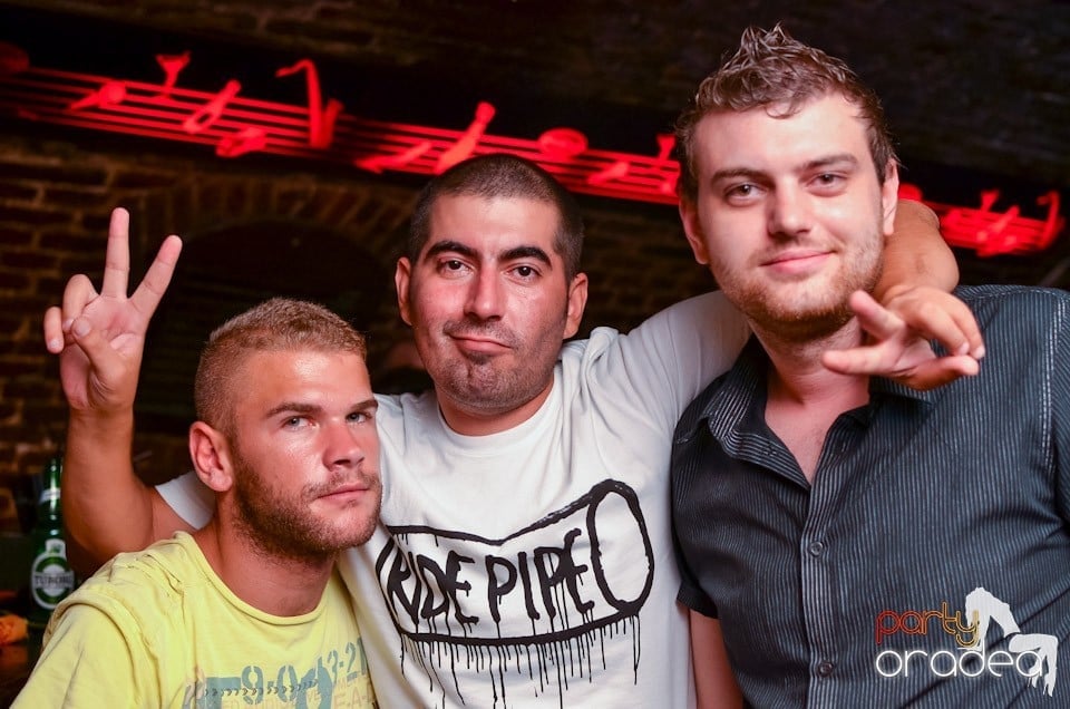 O nouă petrecere în Club Escape, 