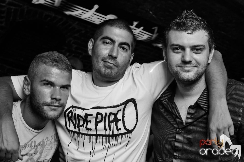 O nouă petrecere în Club Escape, 